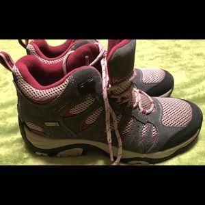 Cabelas hiking boots, size 9 NEVER WORN